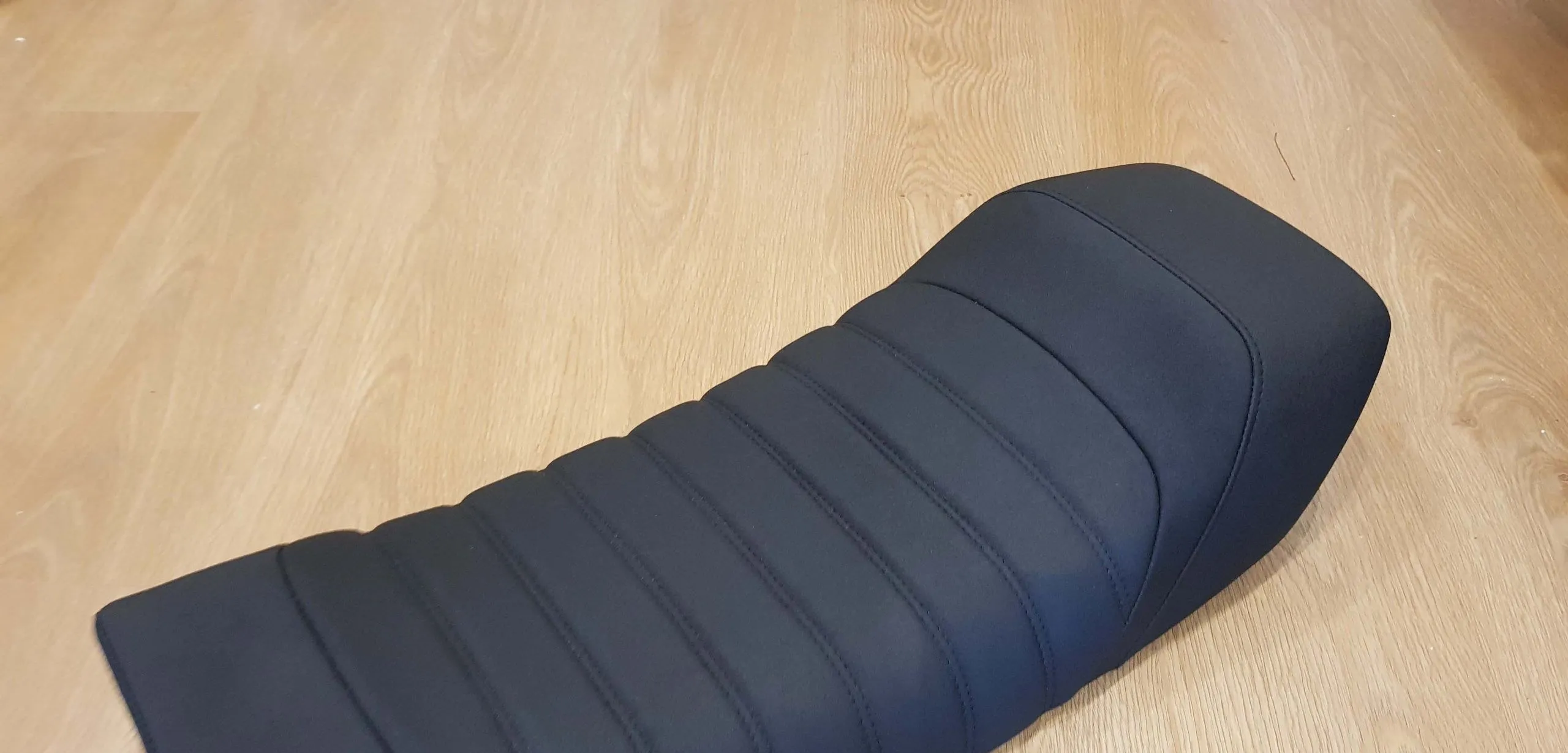 Selle moto antidérapante - SLB Sellerie